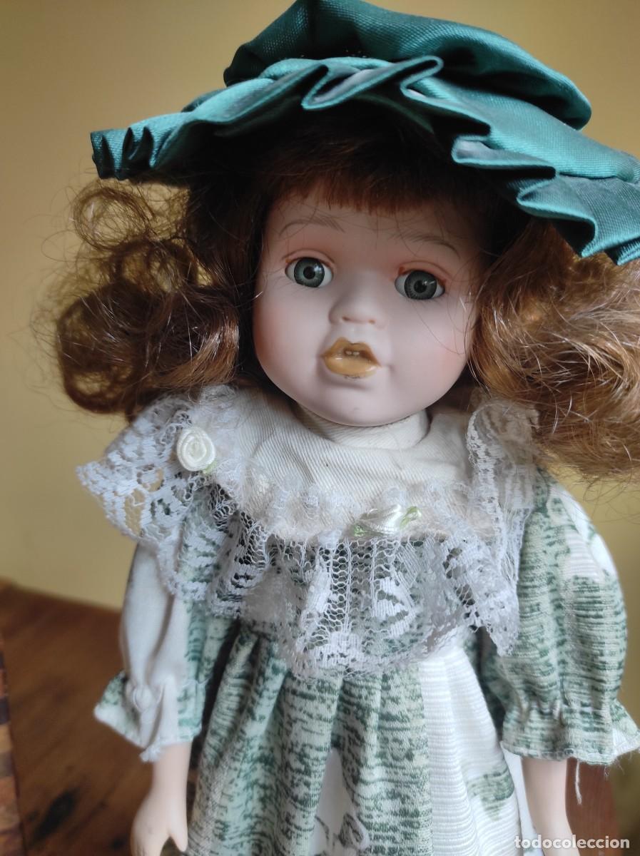 Antig&uuml;edades: Mu&ntilde;eca de porcelana con soporte - Foto 2