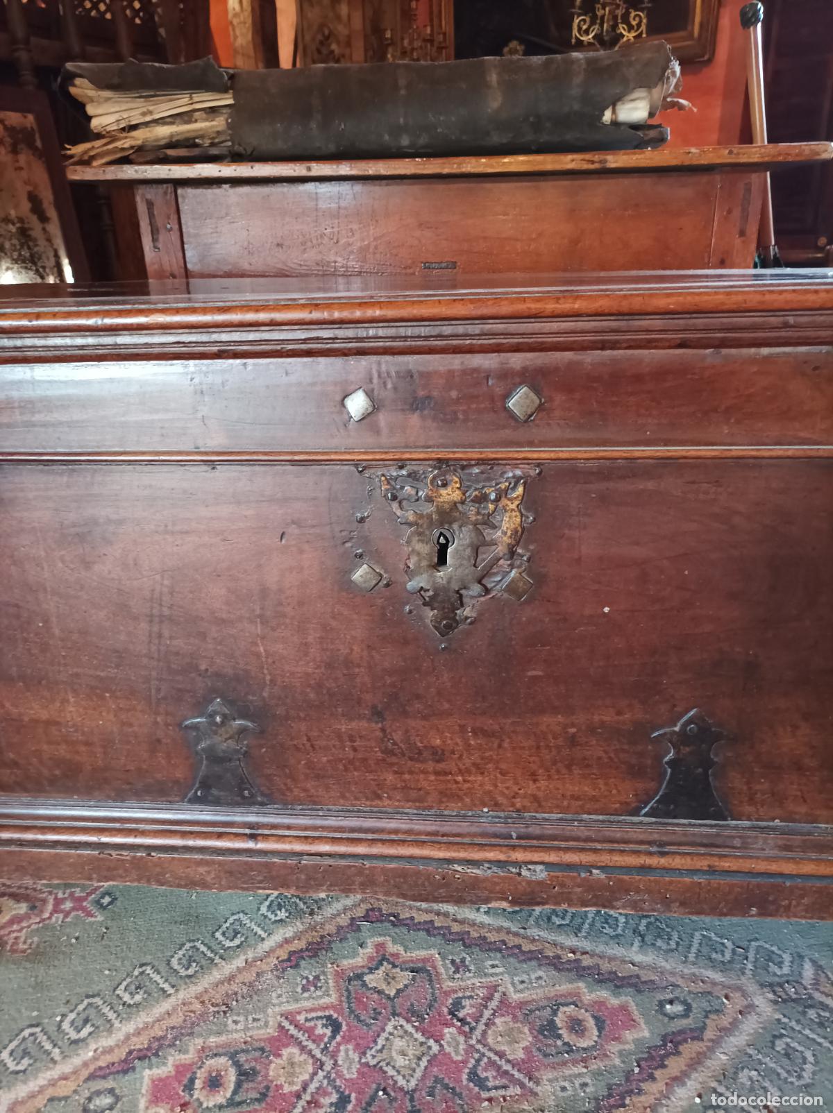 Antig&uuml;edades: Arca de nogal S XVII - Foto 2