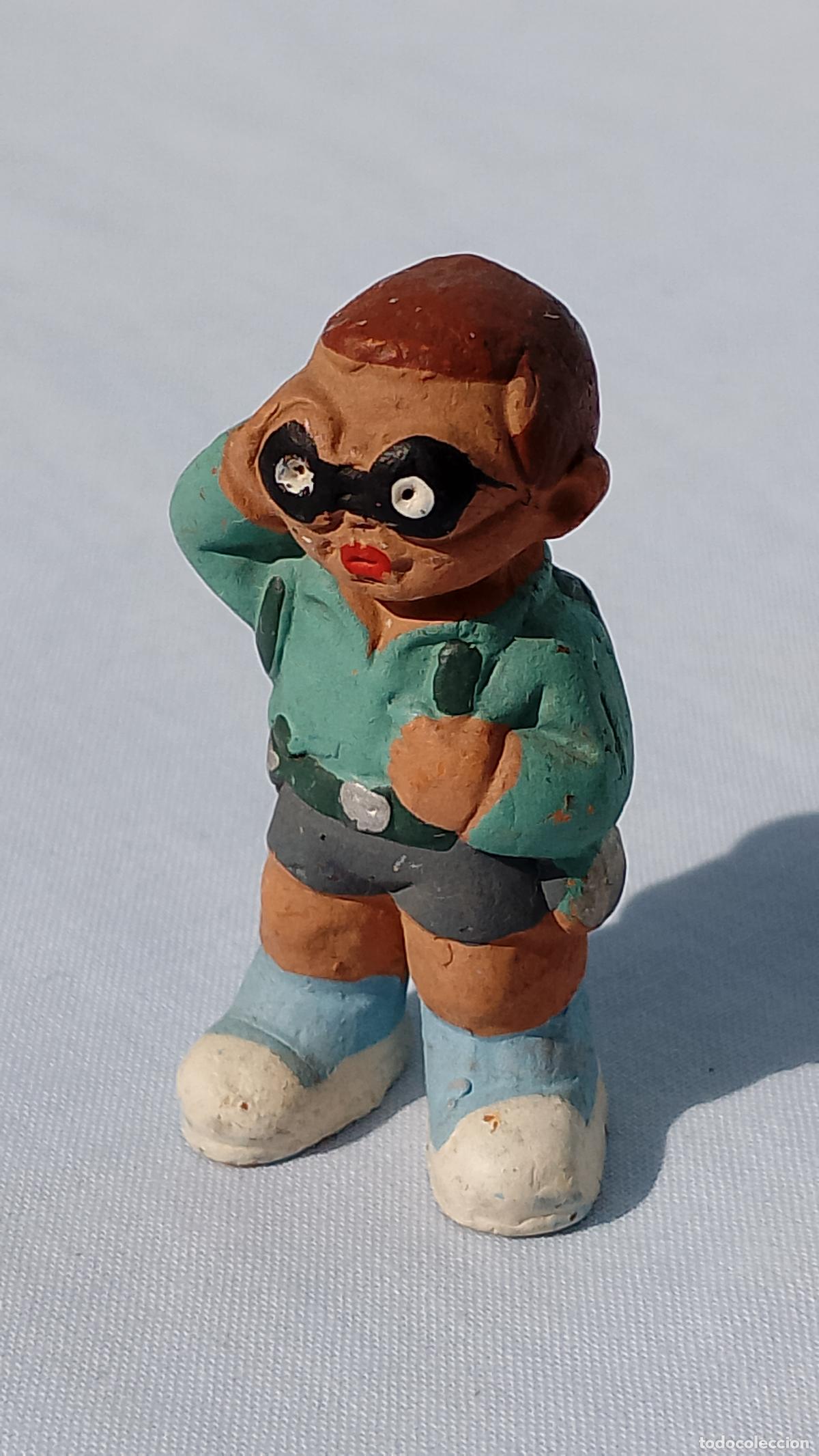 Antig&uuml;edades: Antigua figura de cer&aacute;mica en miniatura, ni&ntilde;o excursionista con prism&aacute;ticos