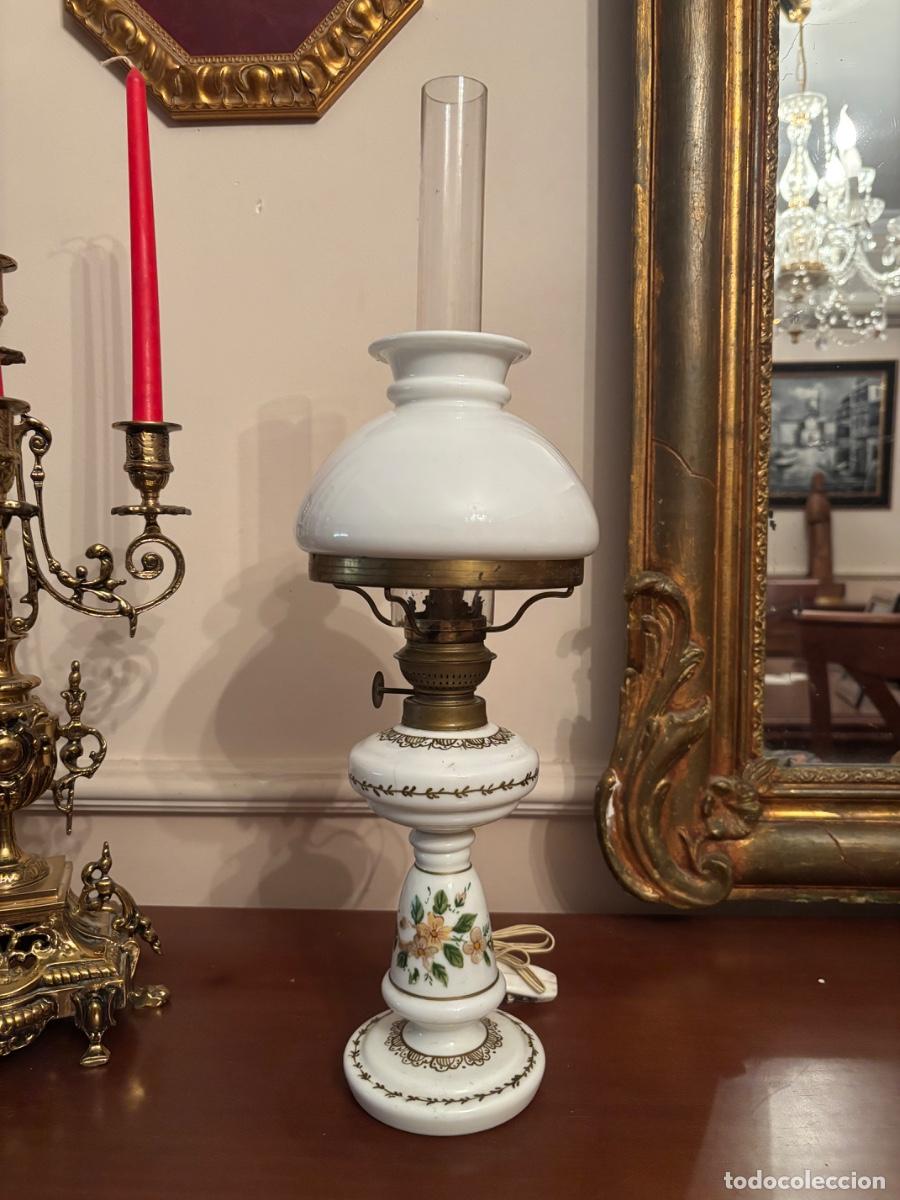 Antig&uuml;edades: Antiguo quinqu&eacute; de opalina electrificado - Foto 1