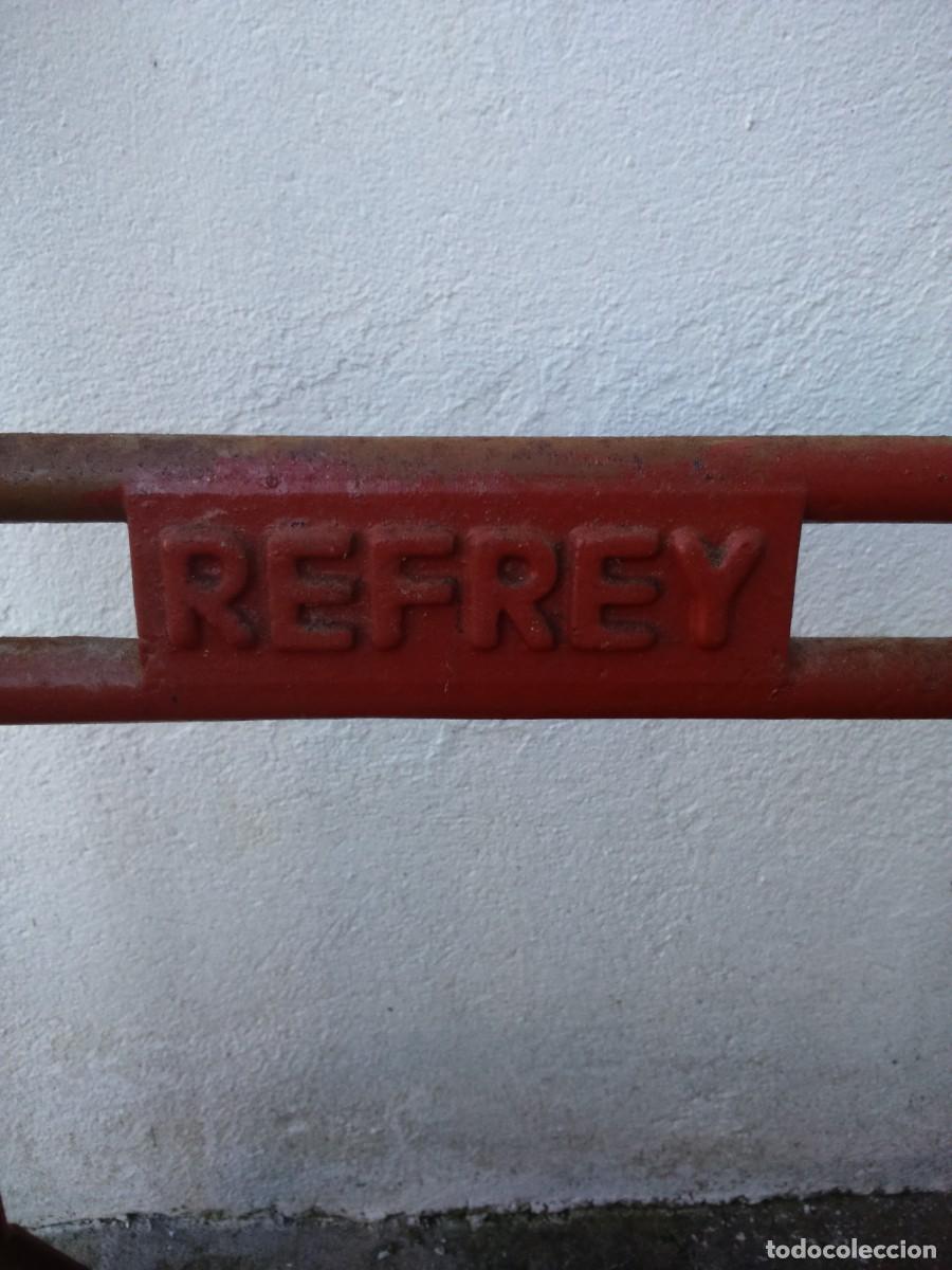Antig&uuml;edades: PIE DE MAQUINA DE COSER -- REFREY -- - Foto 2