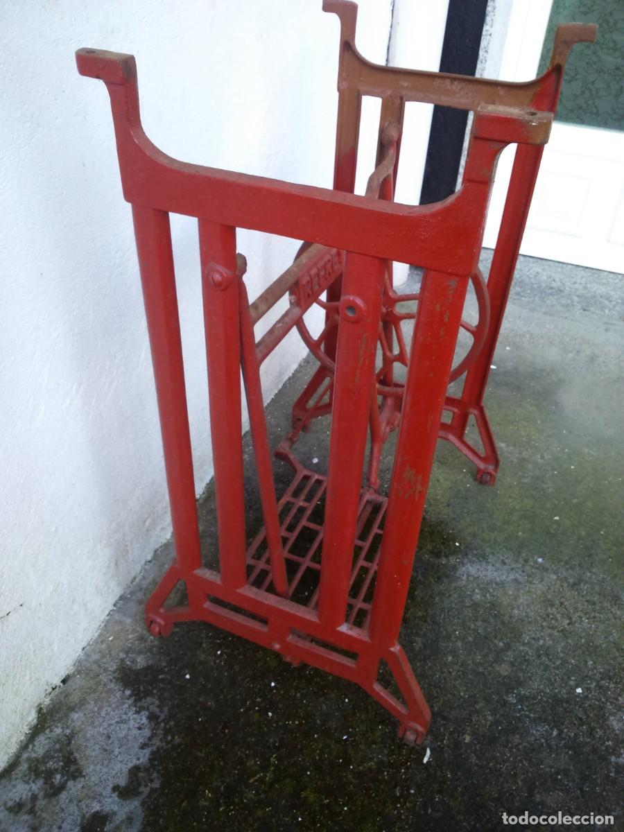 Antig&uuml;edades: PIE DE MAQUINA DE COSER -- REFREY -- - Foto 4