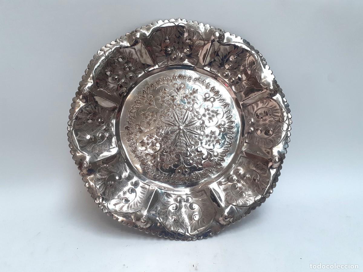 Antig&uuml;edades: Bandeja ornamental de plata con sello - Foto 1