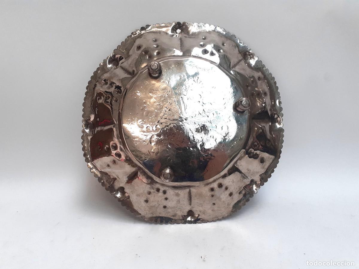 Antig&uuml;edades: Bandeja ornamental de plata con sello - Foto 2