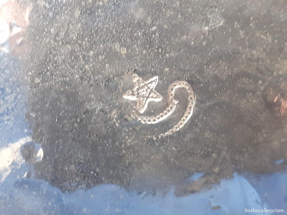 Antig&uuml;edades: Bandeja ornamental de plata con sello - Foto 3