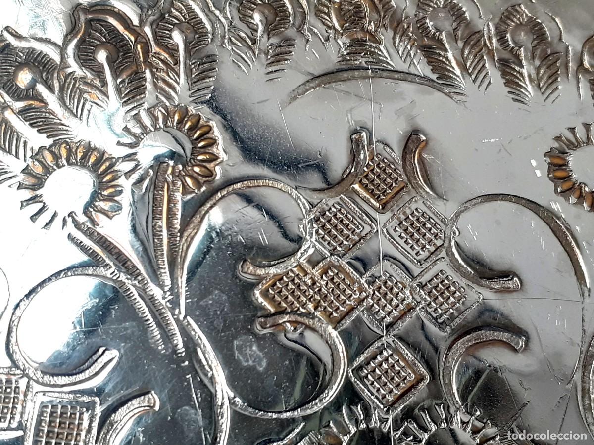 Antig&uuml;edades: Bandeja ornamental de plata con sello - Foto 4