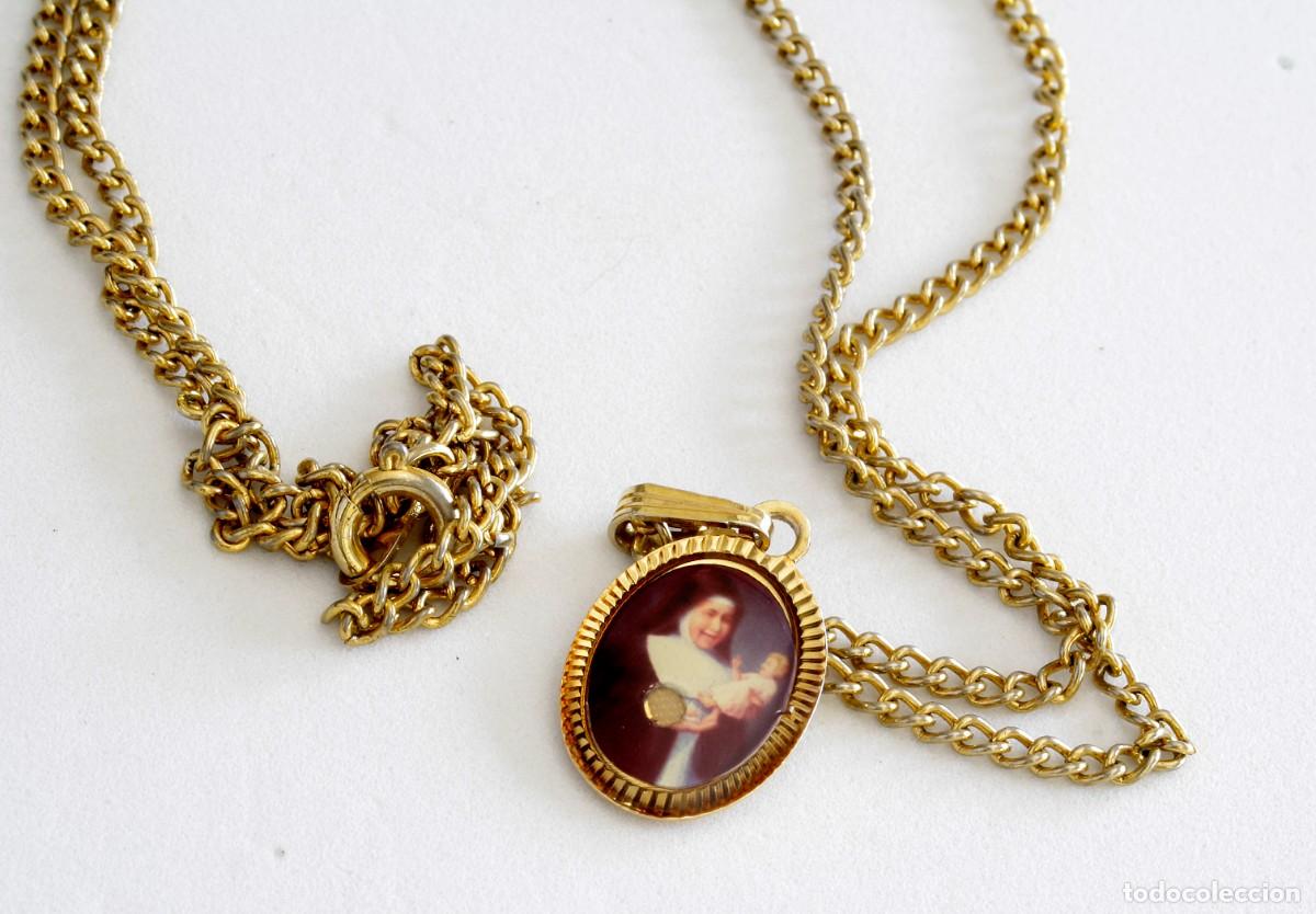 Antig&uuml;edades: COLLAR CON MEDALLA DE RELIGIOSA CON NI&Ntilde;O EN BRAZOS Y ABERTURA CON RELIQUIA