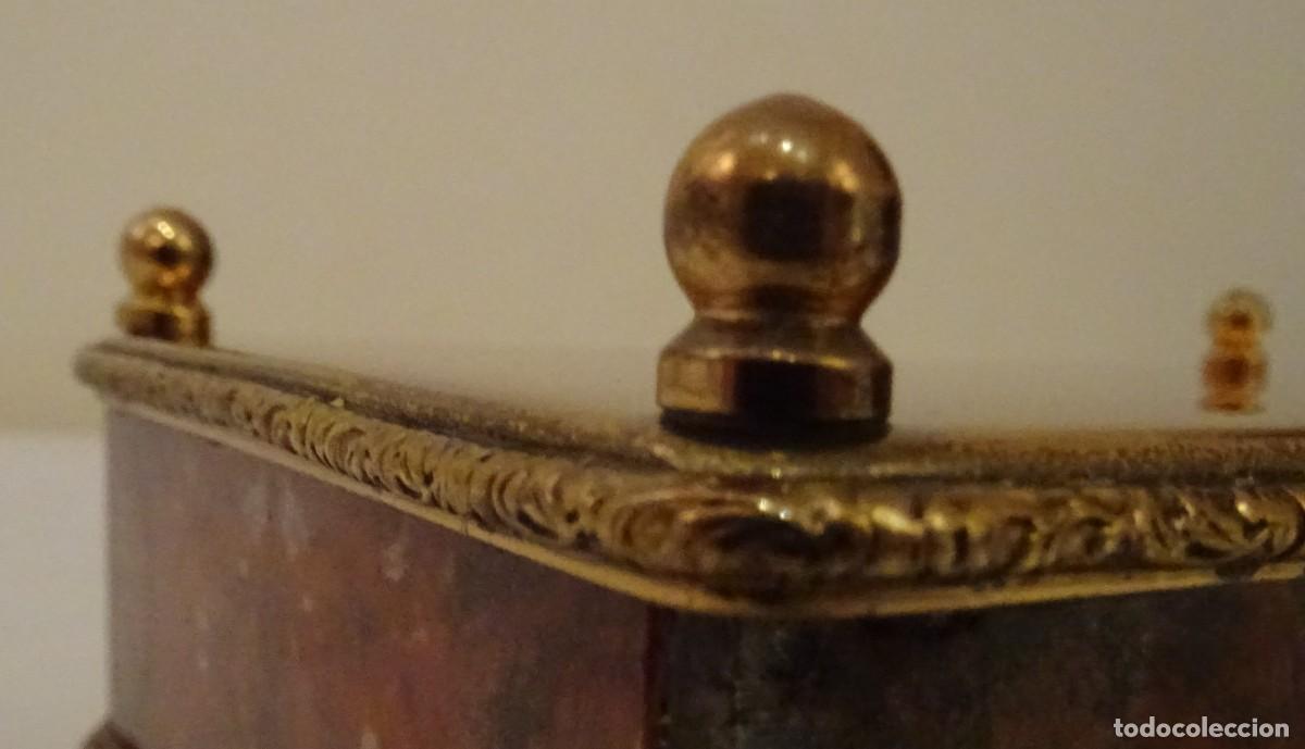 Antig&uuml;edades: Joyero antiguo de bronce y cristal - Foto 16