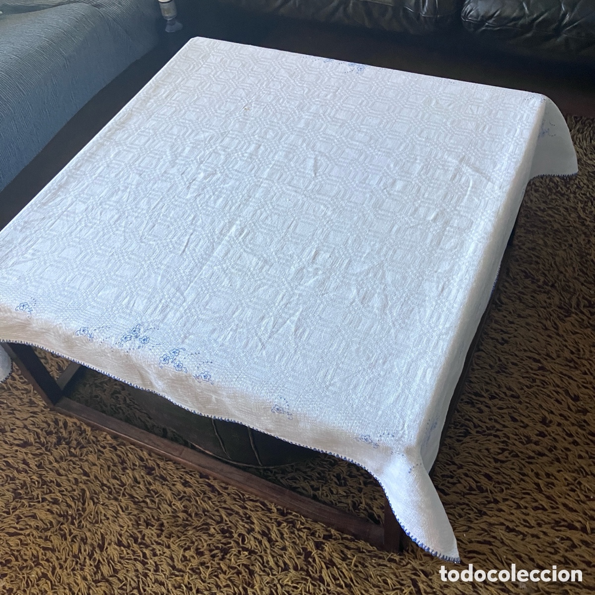 Antig&uuml;edades: Mantel de algod&oacute;n bordado a mano en azul - Foto 4
