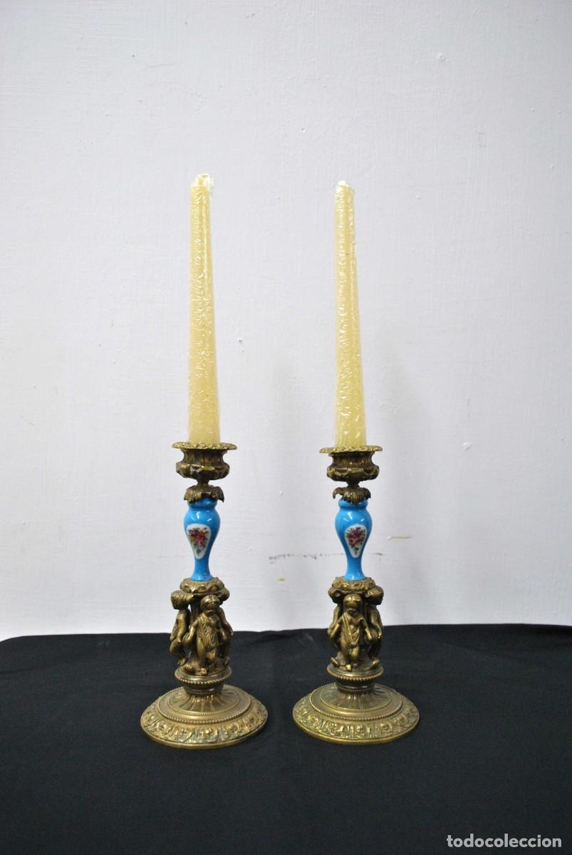 Antiques: PORTAVELAS DE BRONCE DORADO Y PORCELANA