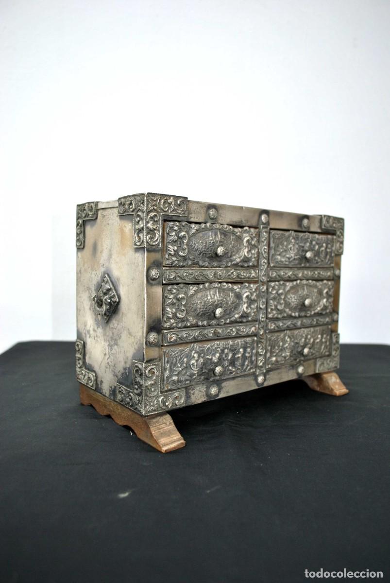 Antig&uuml;edades: BARGUE&Ntilde;O DE MESA REPUJADO - Foto 2
