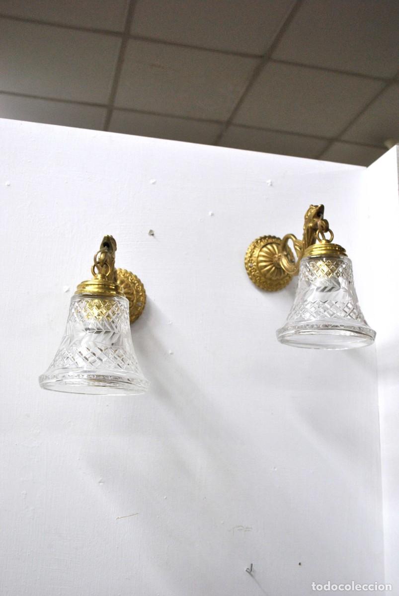 Antig&uuml;edades: PAREJA DE APLIQUES DE PARED BRONCE Y CRISTAL - Foto 1