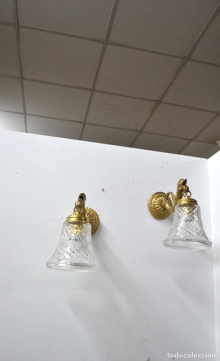 Antig&uuml;edades: PAREJA DE APLIQUES DE PARED BRONCE Y CRISTAL - Foto 2