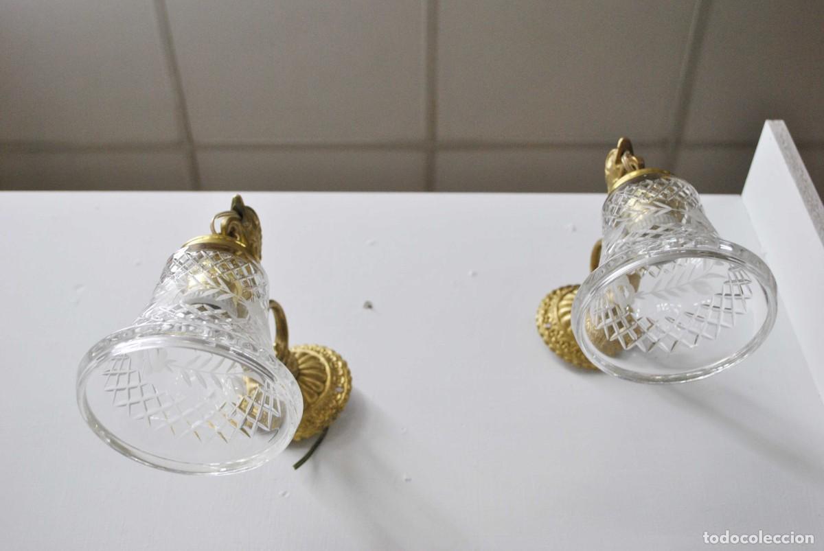 Antig&uuml;edades: PAREJA DE APLIQUES DE PARED BRONCE Y CRISTAL - Foto 4