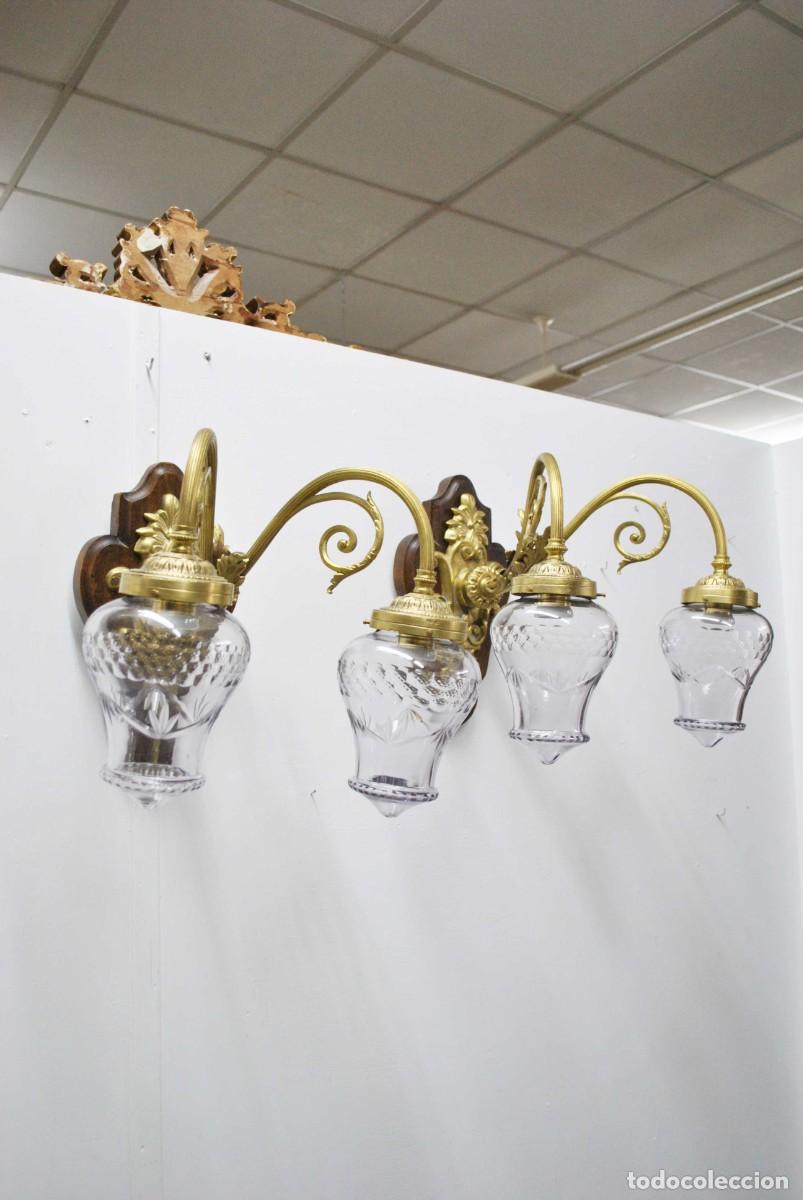 Antig&uuml;edades: PAREJA APLIQUES DE PARED BRONCE Y CRISTAL - Foto 1