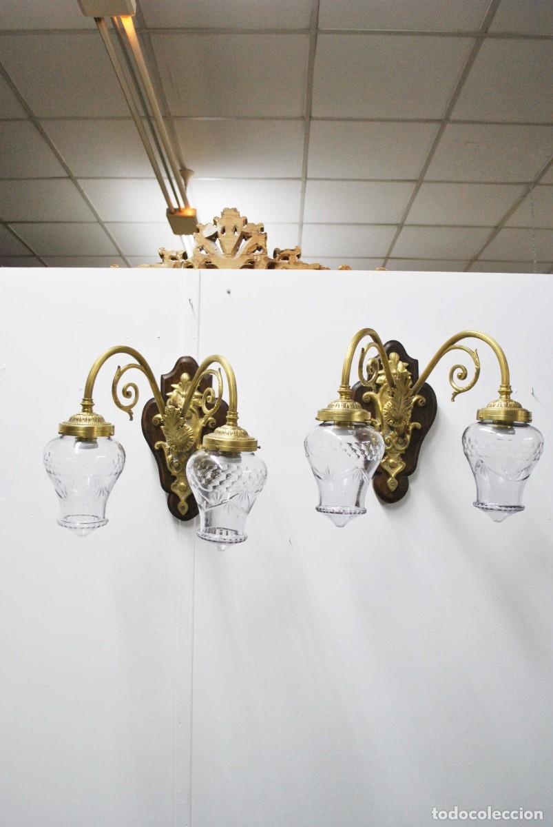 Antig&uuml;edades: PAREJA APLIQUES DE PARED BRONCE Y CRISTAL - Foto 2