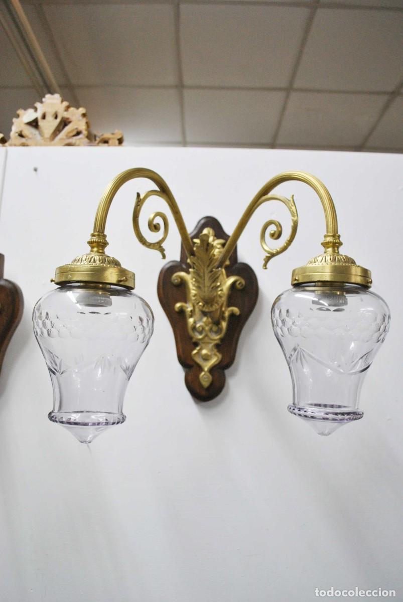 Antig&uuml;edades: PAREJA APLIQUES DE PARED BRONCE Y CRISTAL - Foto 3