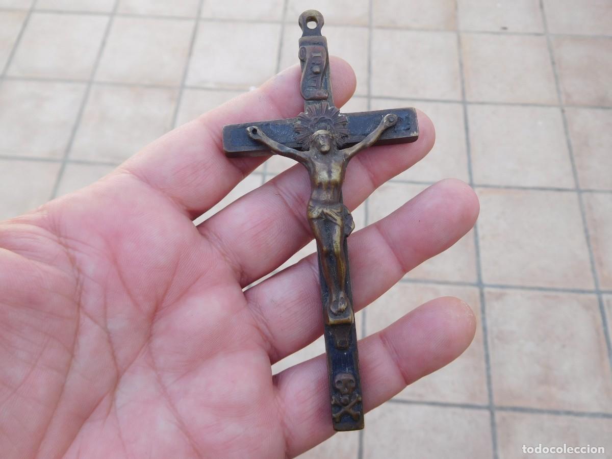 Antig&uuml;edades: Crucifijo antiguo de bronce y madera - Foto 1