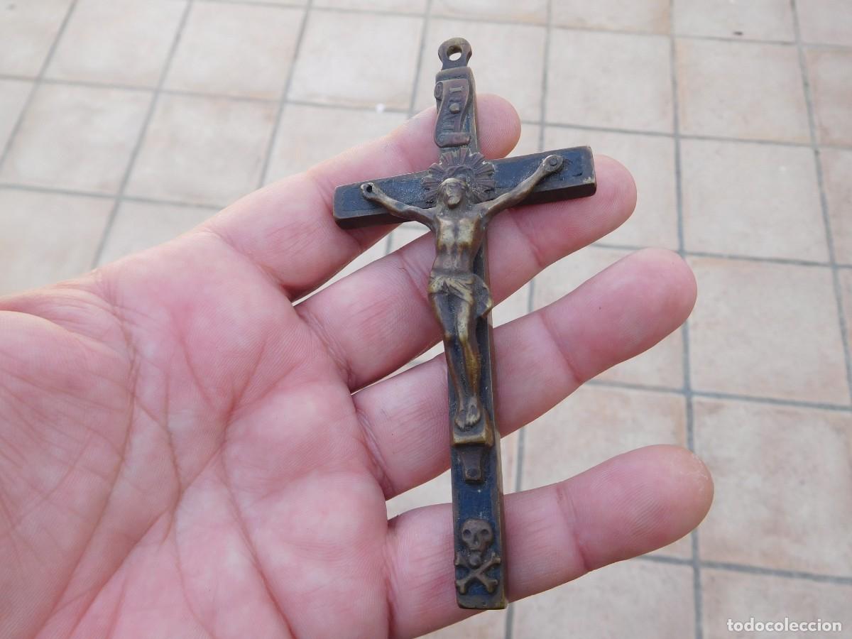 Antig&uuml;edades: Crucifijo antiguo de bronce y madera - Foto 2