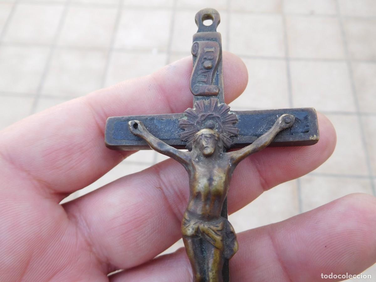 Antig&uuml;edades: Crucifijo antiguo de bronce y madera - Foto 3