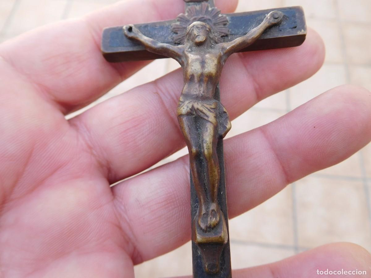 Antig&uuml;edades: Crucifijo antiguo de bronce y madera - Foto 4