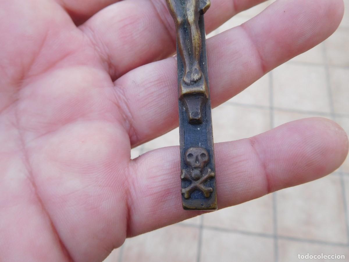 Antig&uuml;edades: Crucifijo antiguo de bronce y madera - Foto 5