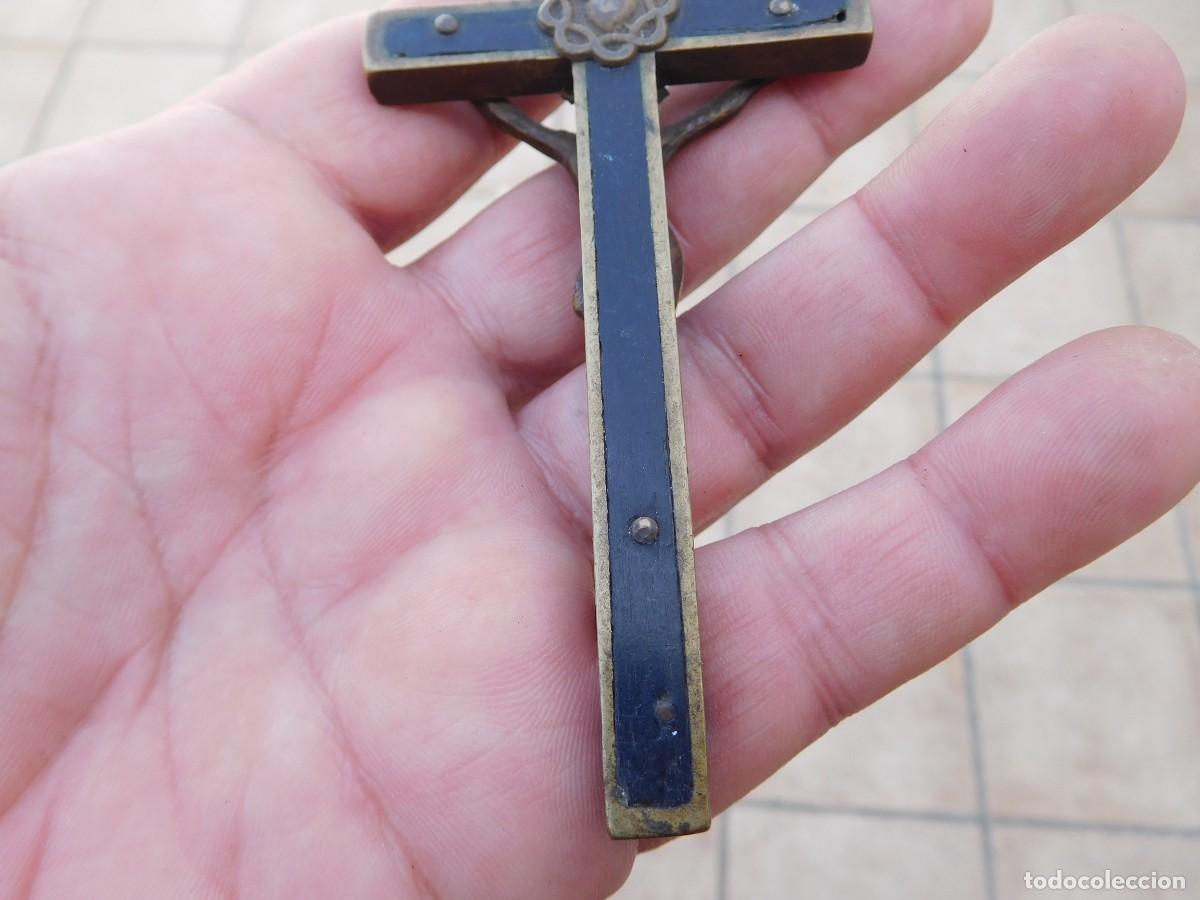 Antig&uuml;edades: Crucifijo antiguo de bronce y madera - Foto 8