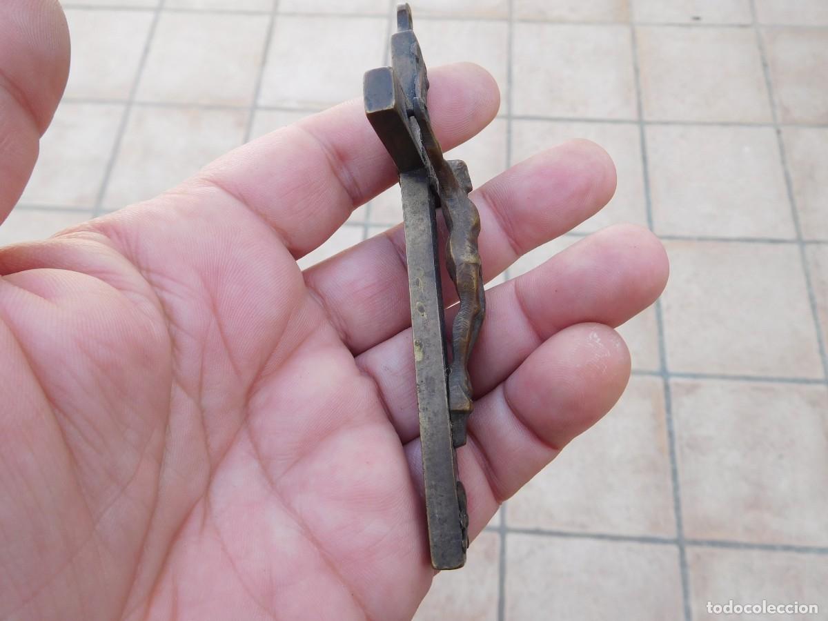 Antig&uuml;edades: Crucifijo antiguo de bronce y madera - Foto 10