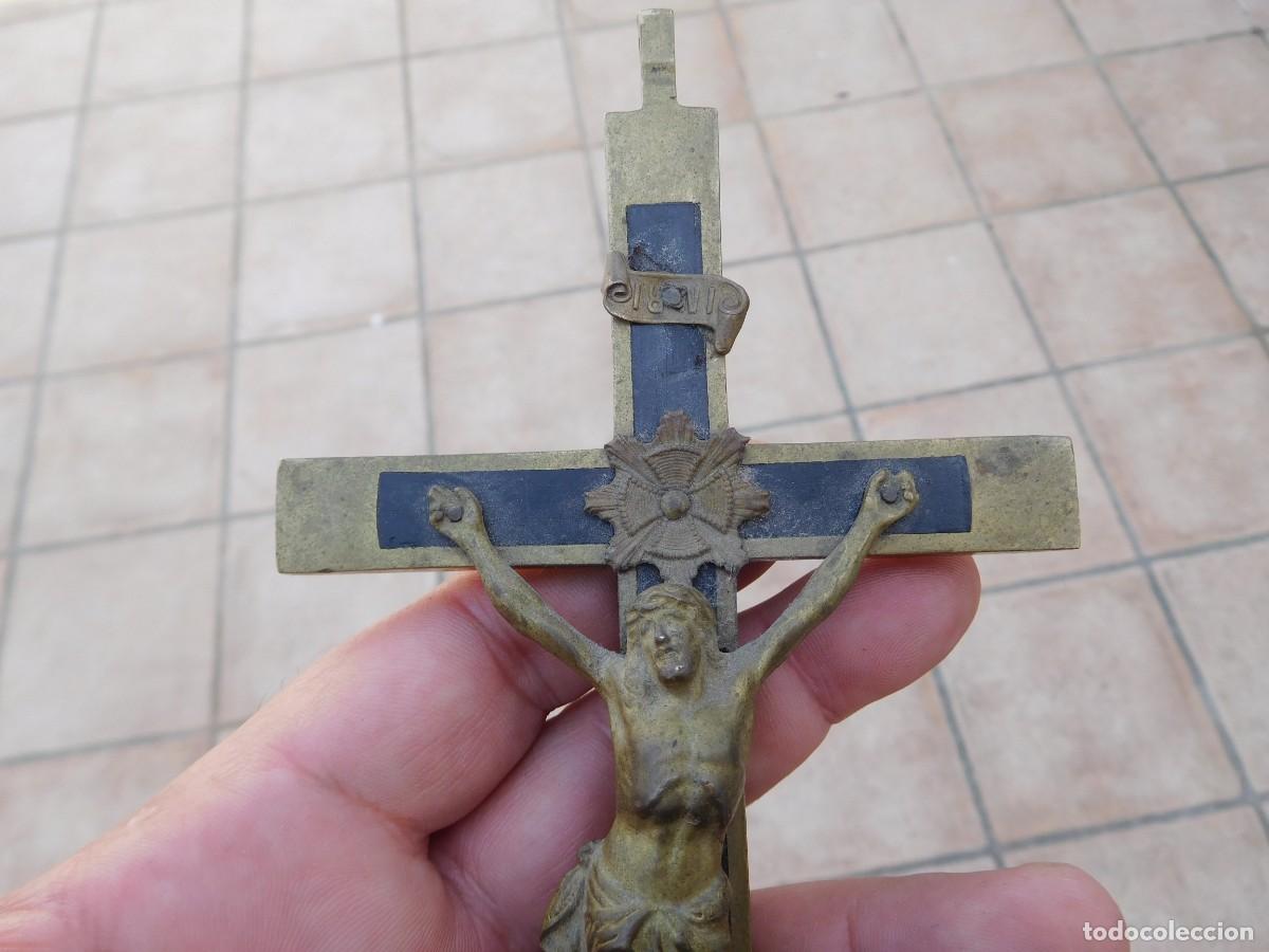 Antig&uuml;edades: Crucifijo antiguo de bronce y madera - Foto 2