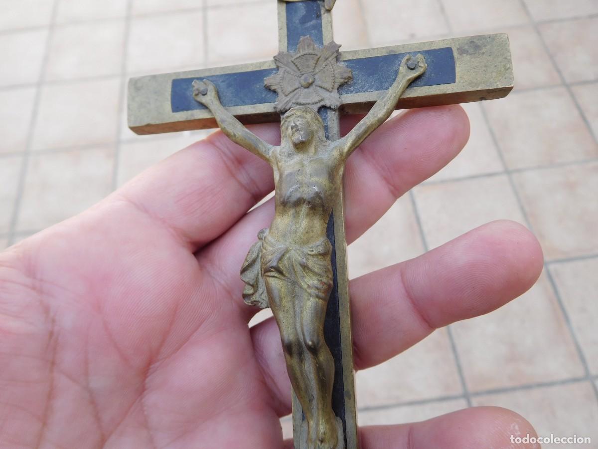 Antig&uuml;edades: Crucifijo antiguo de bronce y madera - Foto 3