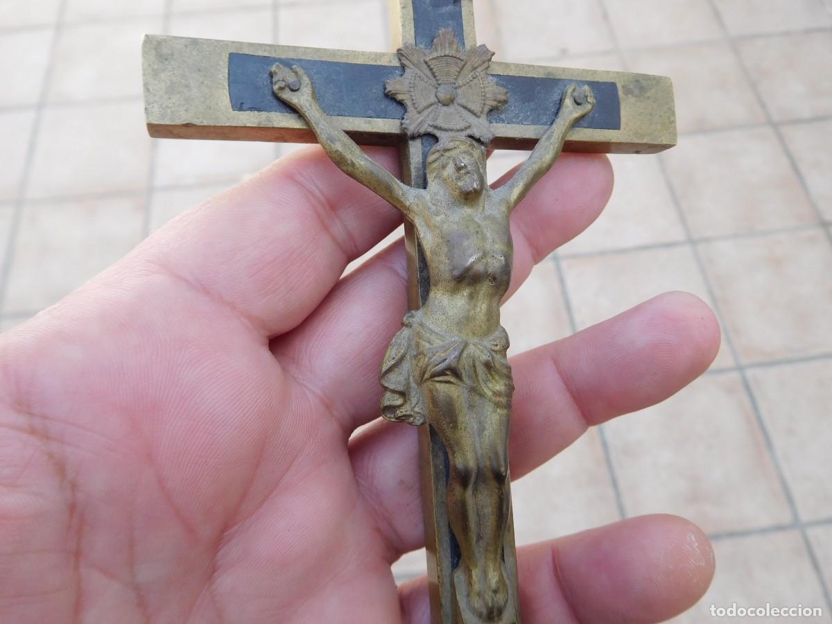 Antig&uuml;edades: Crucifijo antiguo de bronce y madera - Foto 4
