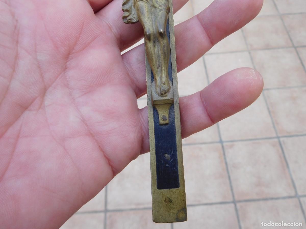 Antig&uuml;edades: Crucifijo antiguo de bronce y madera - Foto 5