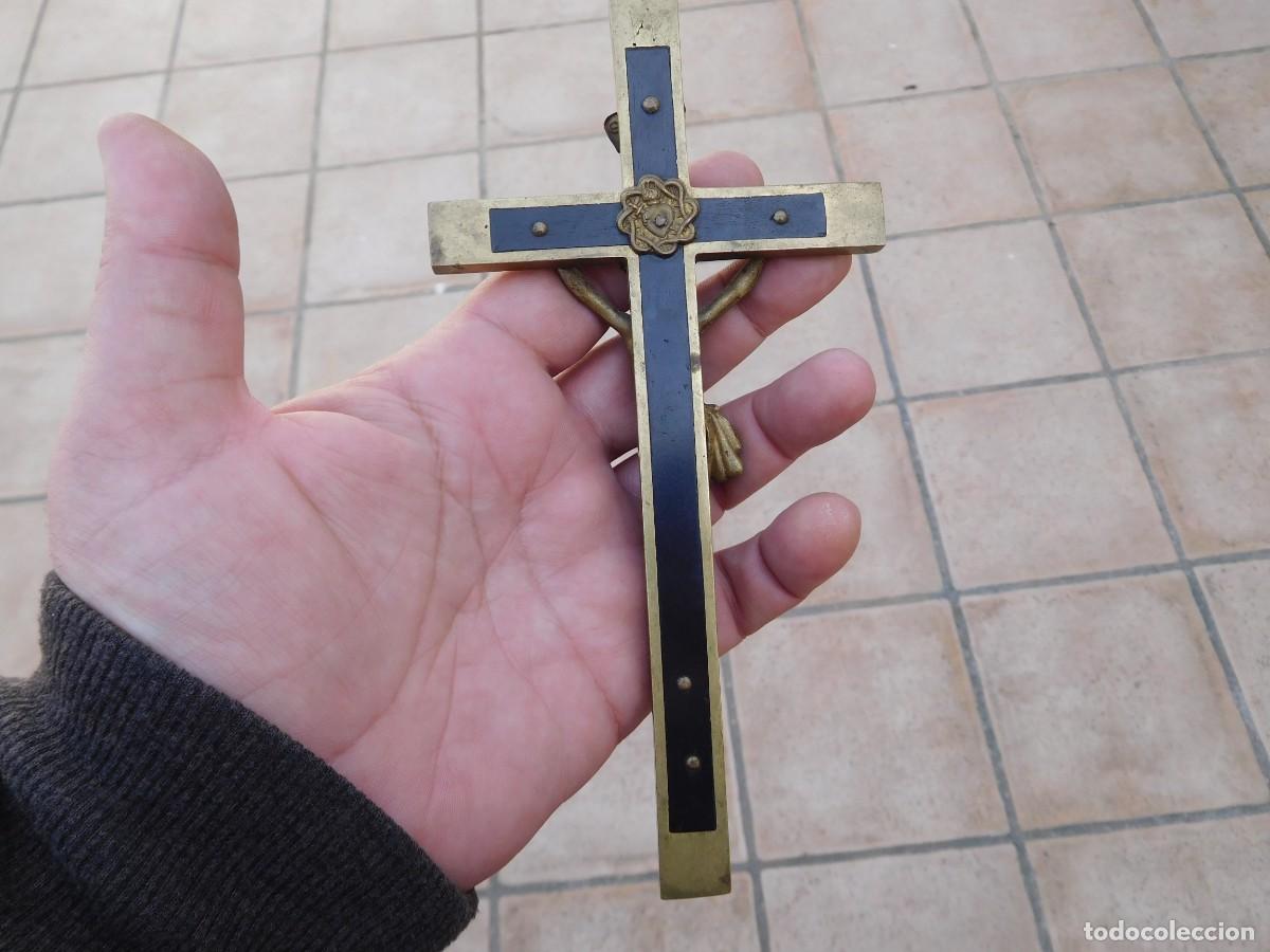 Antig&uuml;edades: Crucifijo antiguo de bronce y madera - Foto 6