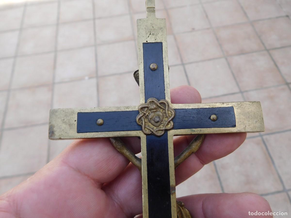 Antig&uuml;edades: Crucifijo antiguo de bronce y madera - Foto 7