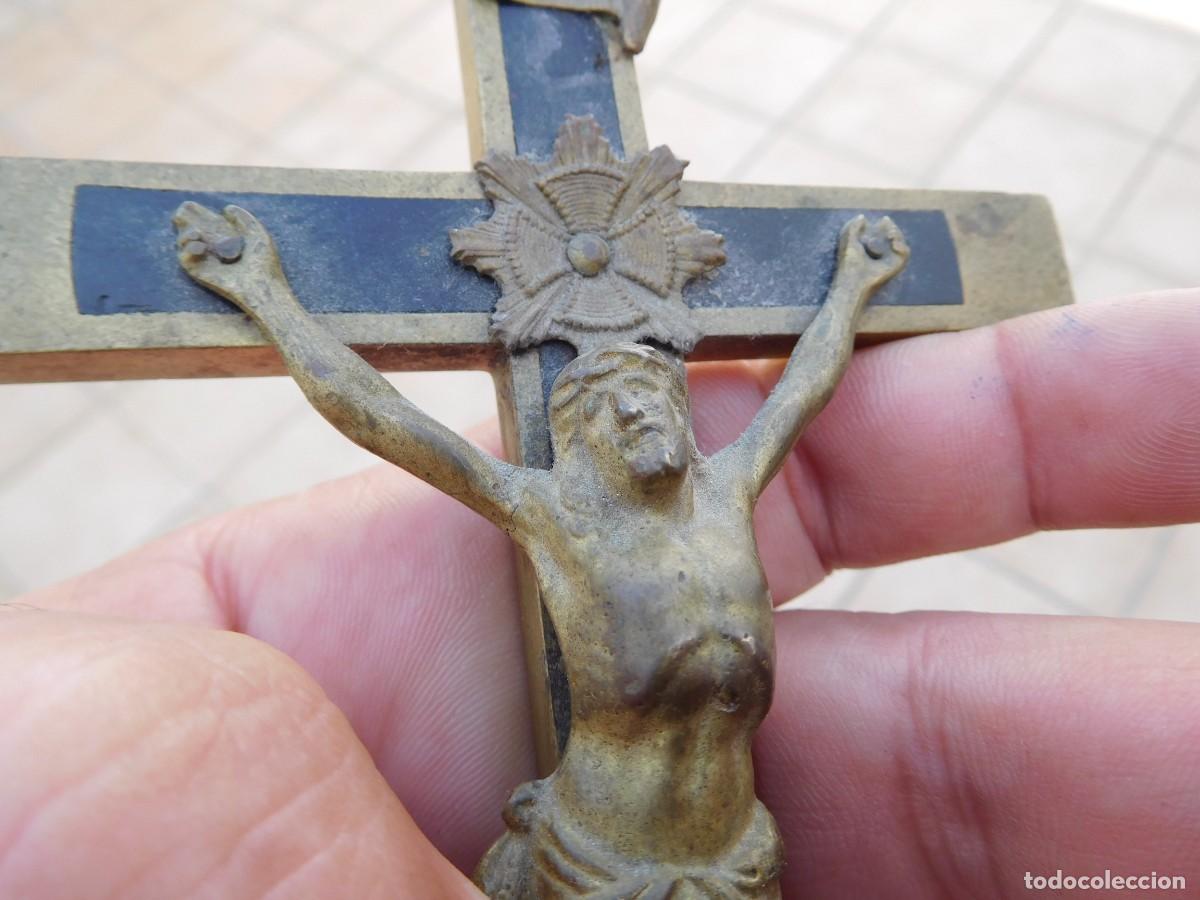 Antig&uuml;edades: Crucifijo antiguo de bronce y madera - Foto 11