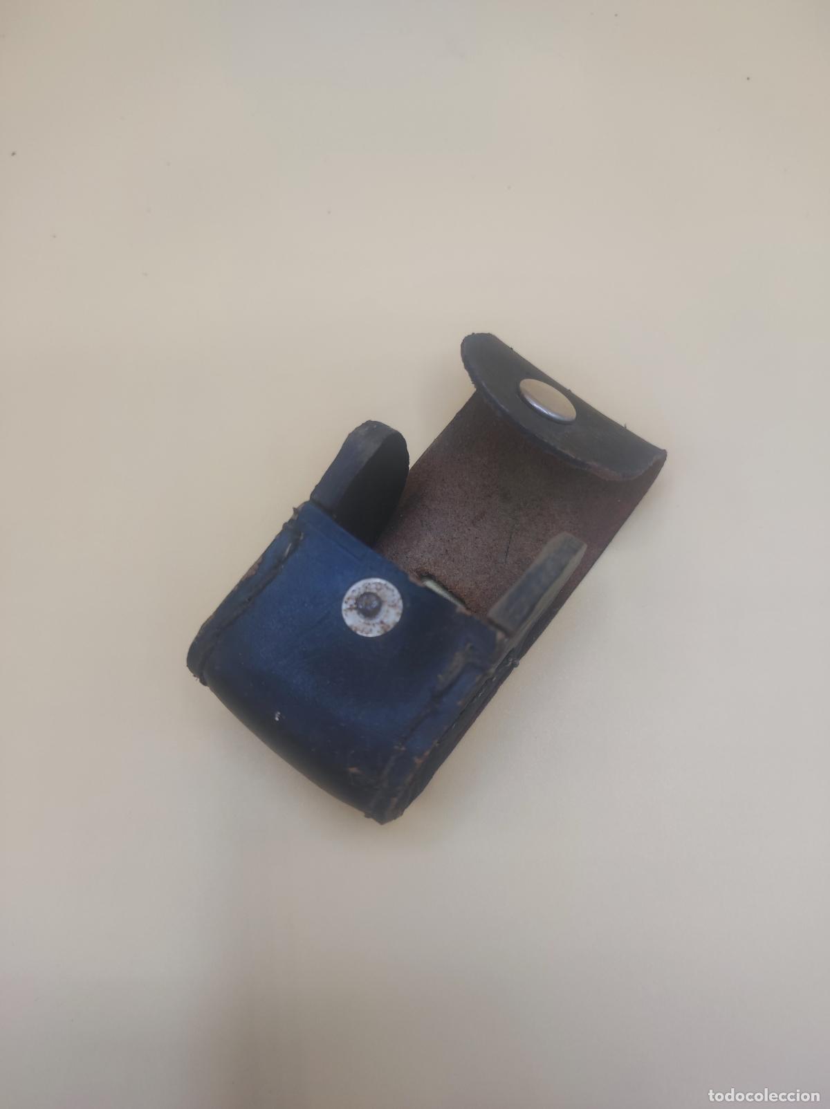 Antig&uuml;edades: Peque&ntilde;o estuche de cuero antiguo, unos 6 cm de alto, para restaurar, origen desconocido