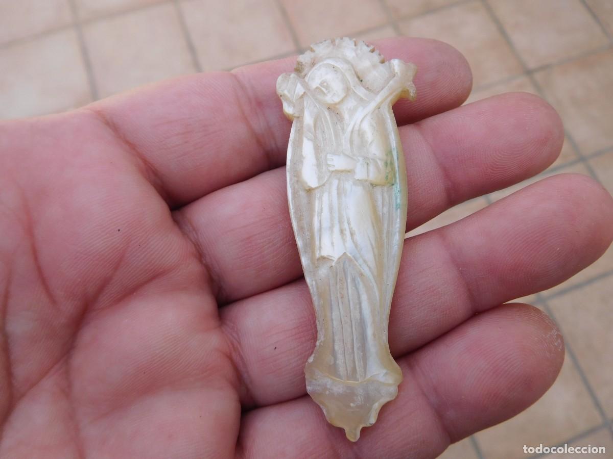 Antig&uuml;edades: Virgen antigua de n&aacute;car tallado - Foto 1