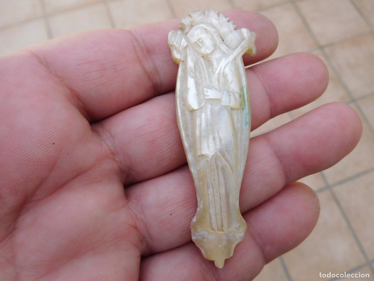 Antig&uuml;edades: Virgen antigua de n&aacute;car tallado - Foto 2