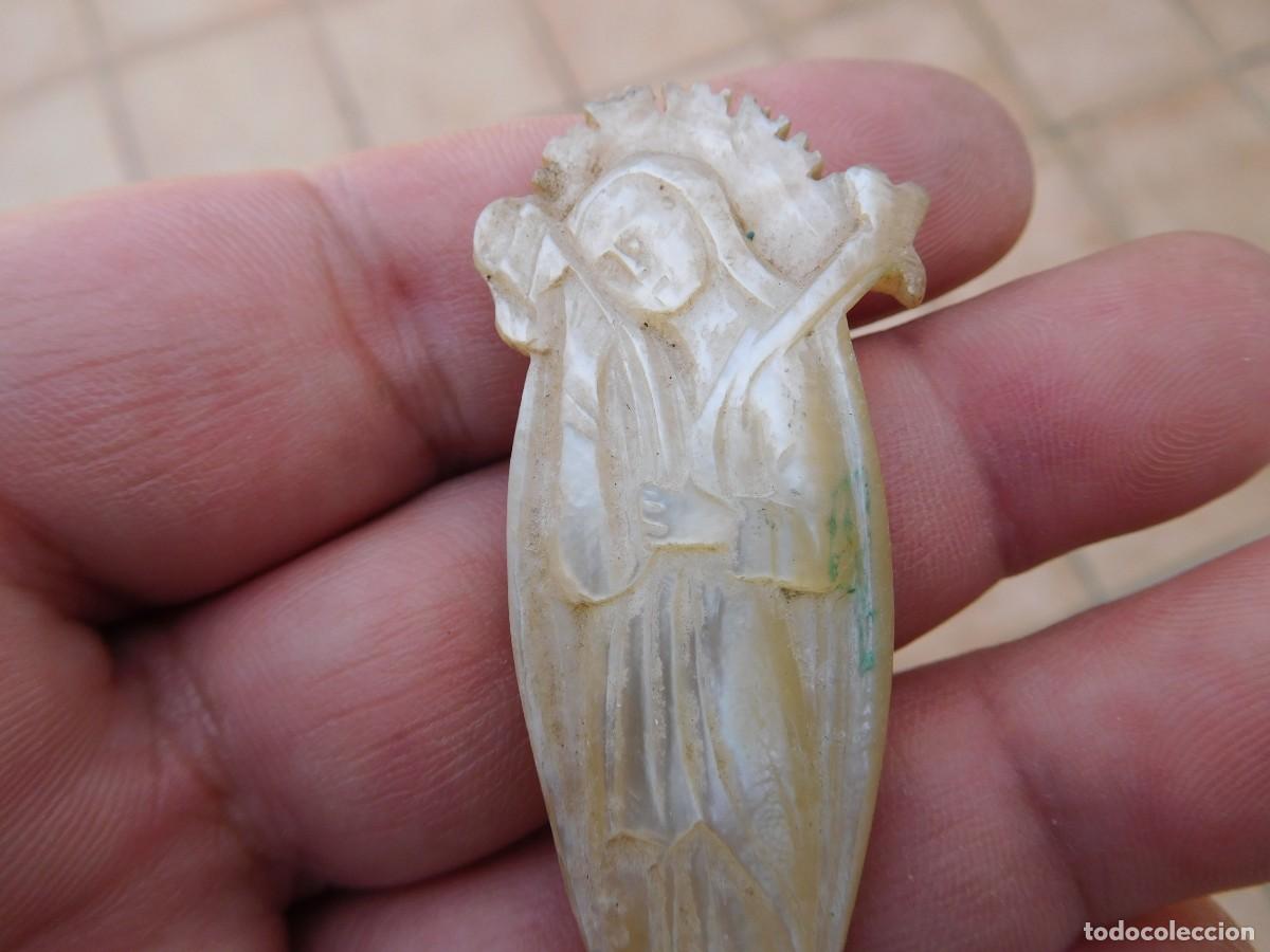 Antig&uuml;edades: Virgen antigua de n&aacute;car tallado - Foto 3