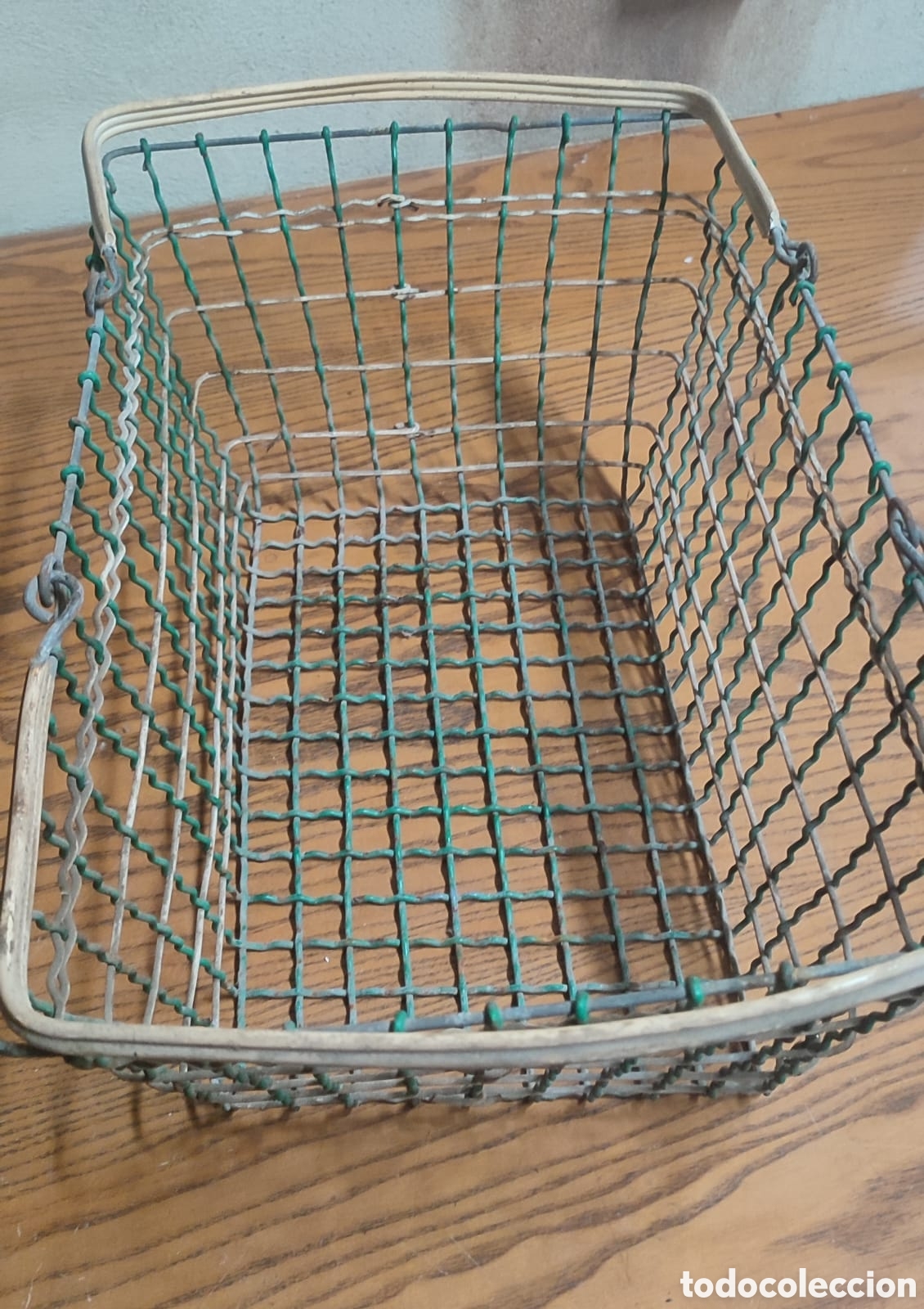 Oggetti Antichi: Antigua cesta de la compra de alambre plastificado. A&ntilde;os 60 - 70.