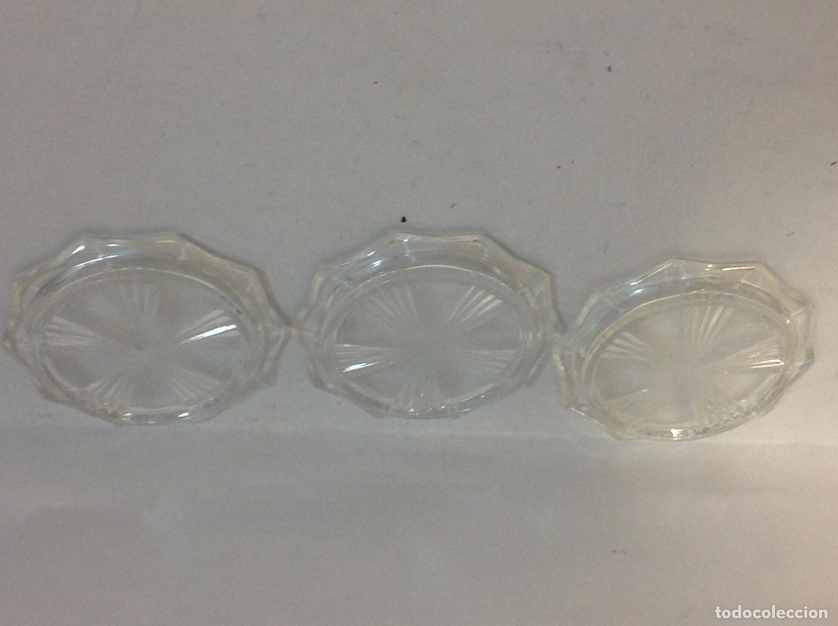 Antig&uuml;edades: 3 Platillos de cristal moldado - Foto 2