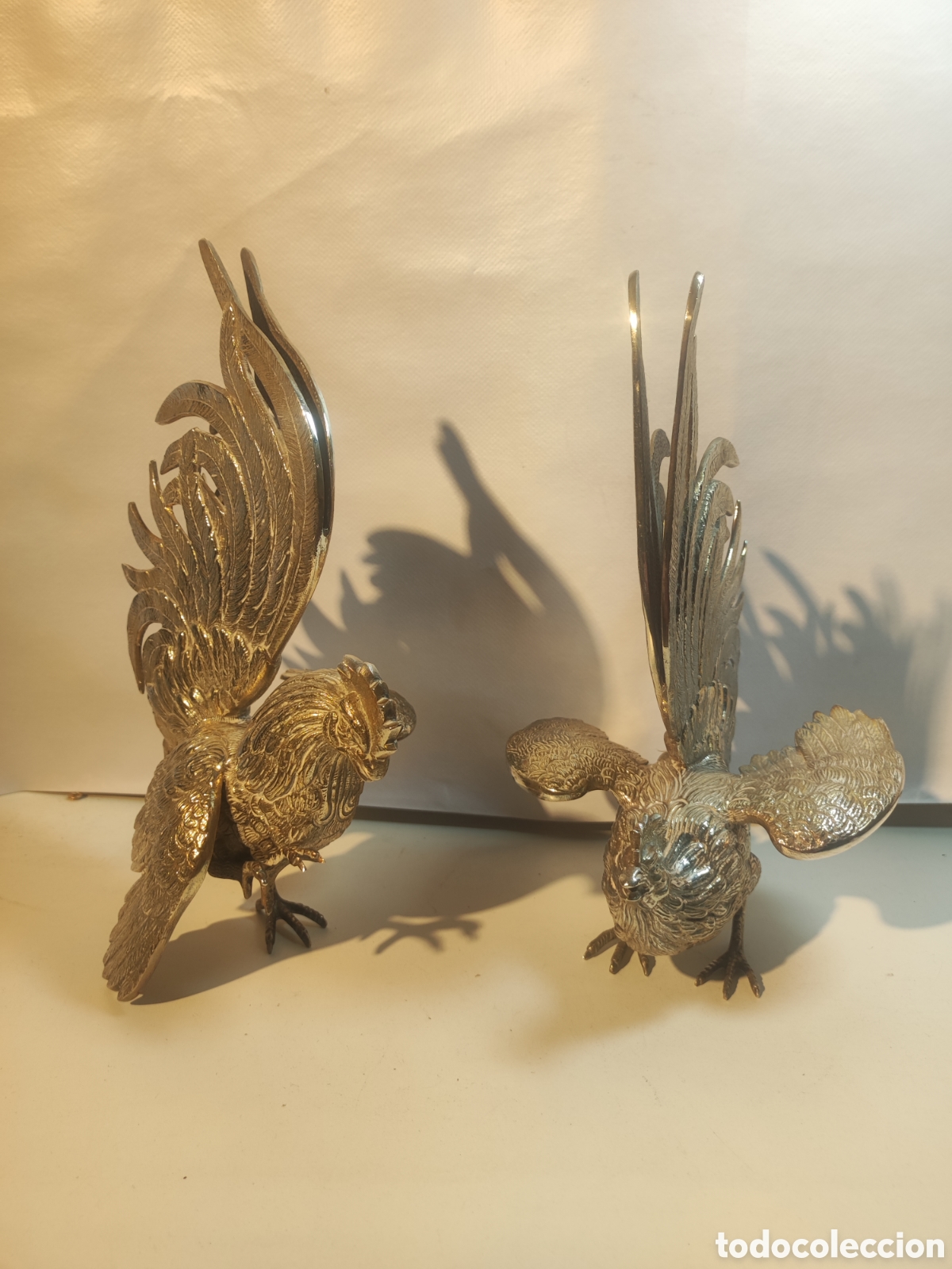 Antig&uuml;edades: Pareja de gallos de alpaca - Foto 1