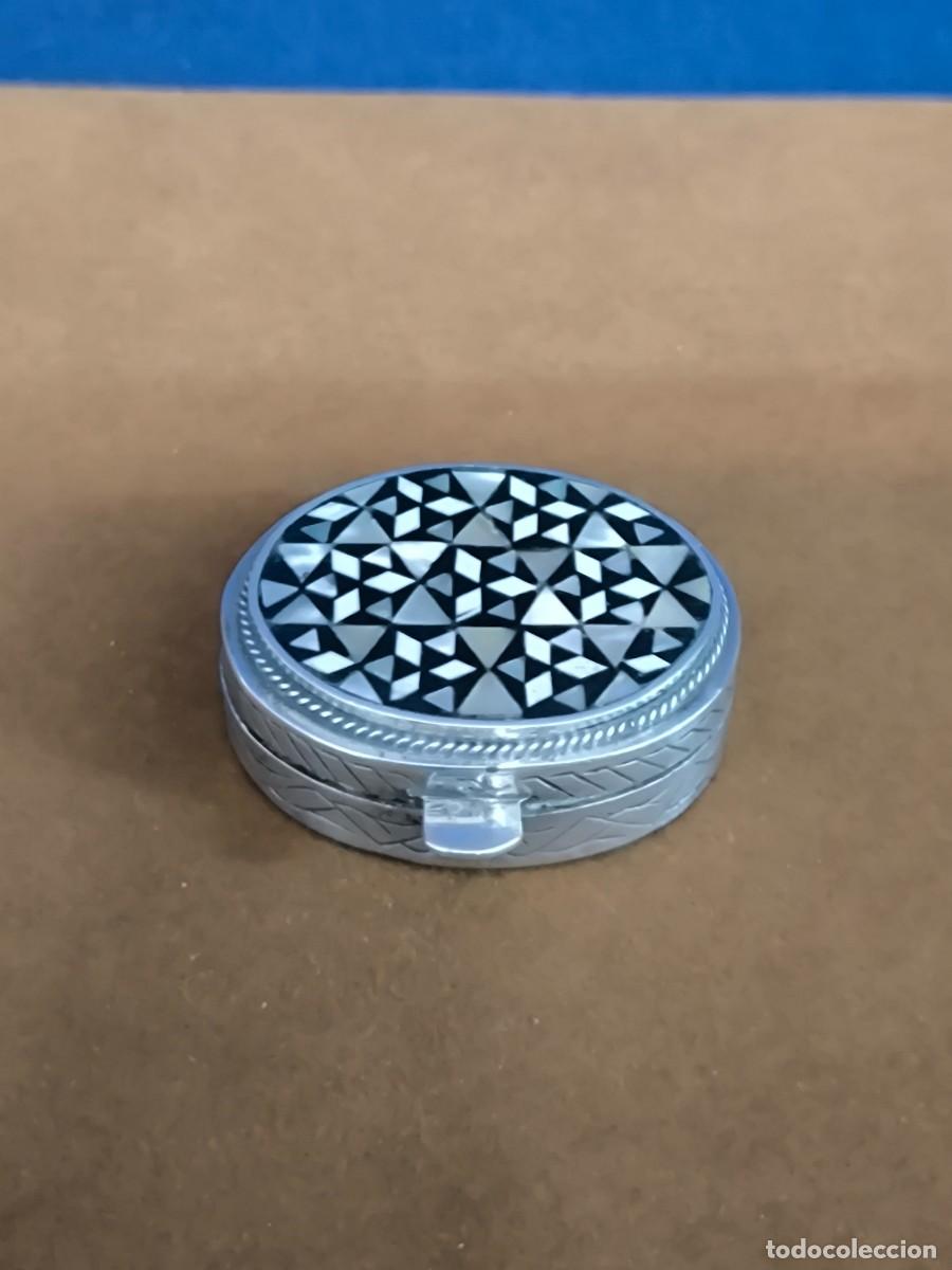 Antig&uuml;edades: CAJA DE PLATA ORIENTAL CON NACAR - Foto 1
