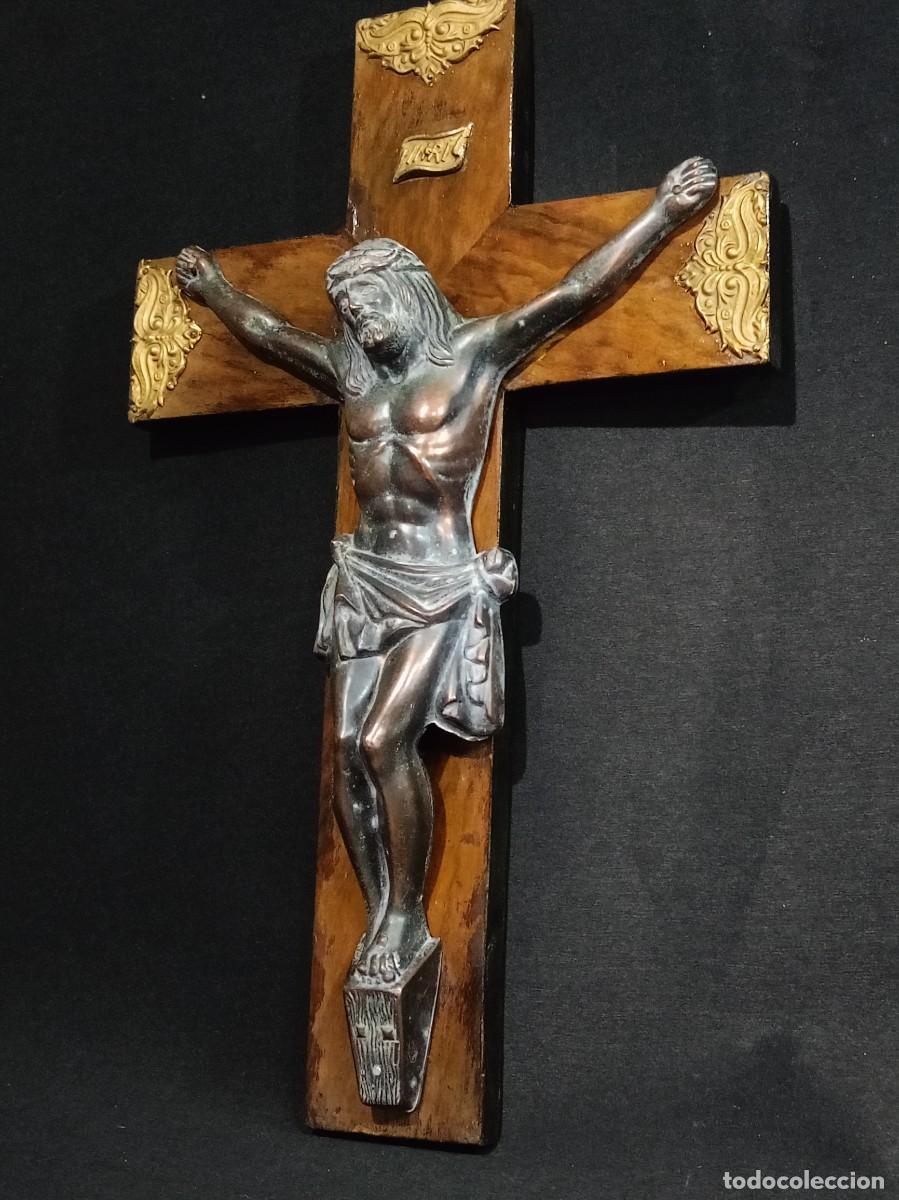 Antig&uuml;edades: crucifijo demadera laton y cristo de bronce