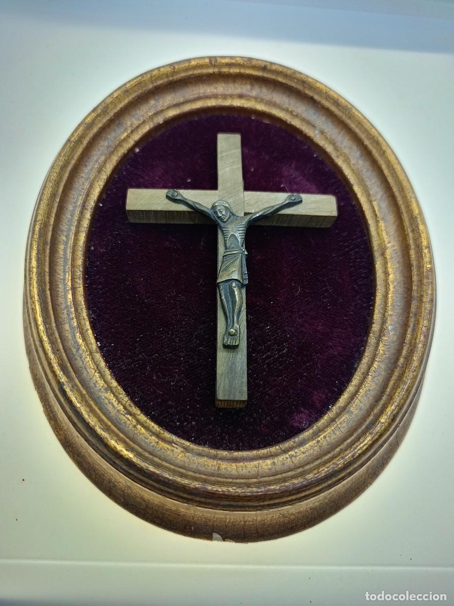 Antig&uuml;edades: cruz de madera enmarcada en terciopelo - Foto 1