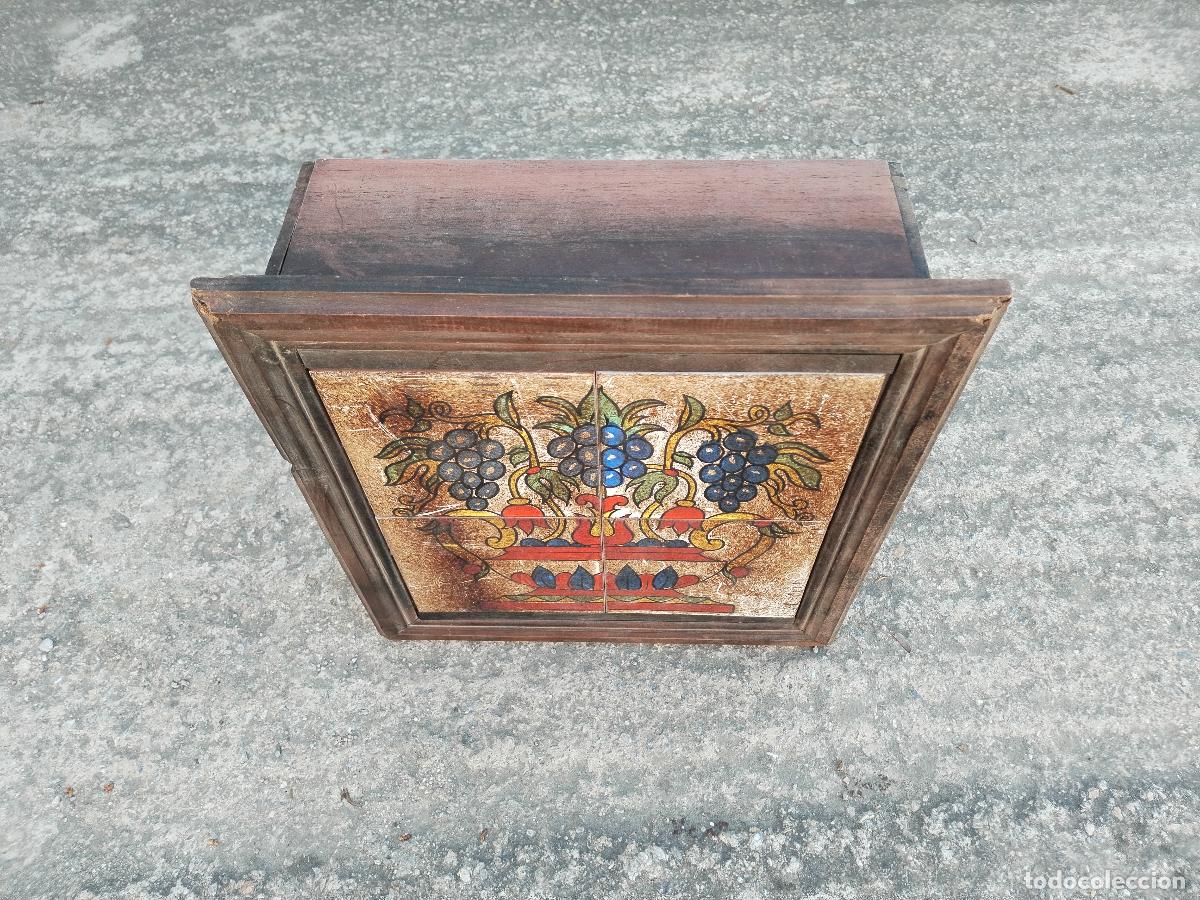 Antig&uuml;edades: caja de madera con azulejos - Foto 3