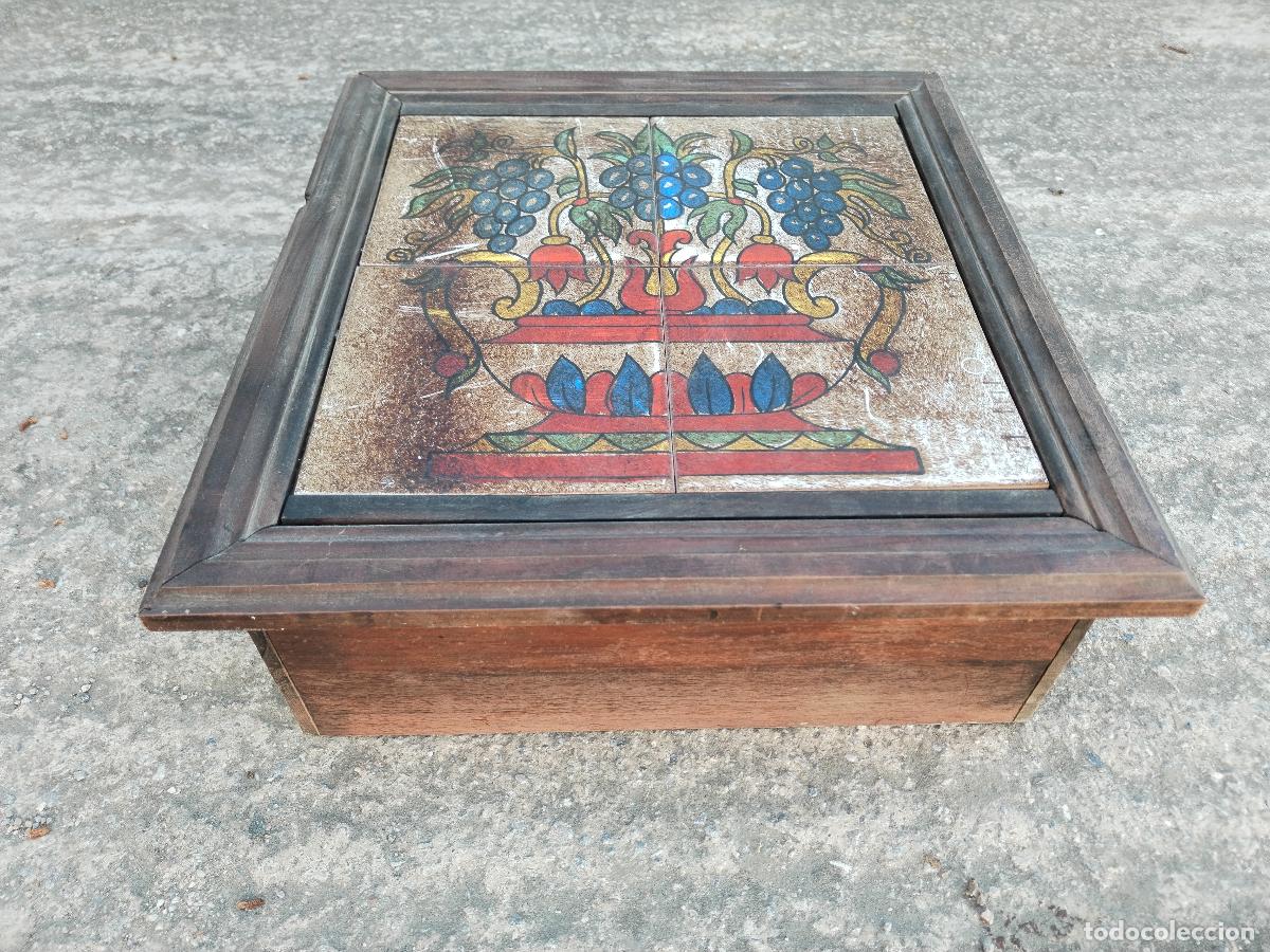 Antig&uuml;edades: caja de madera con azulejos - Foto 1