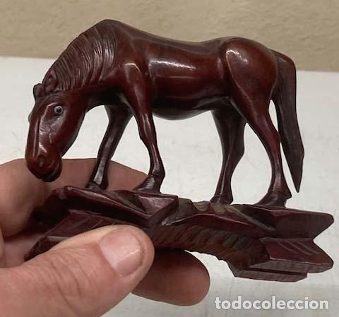 Antig&uuml;edades: Figura en madera de un caballo - Foto 1