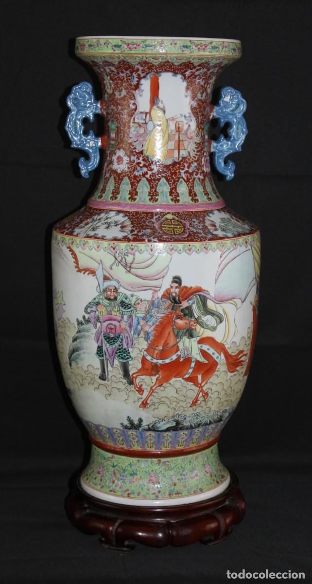 Antigüedades: Jarrón chino de gran tamaño en porcelana pintada a mano con guerreros con firma en la base