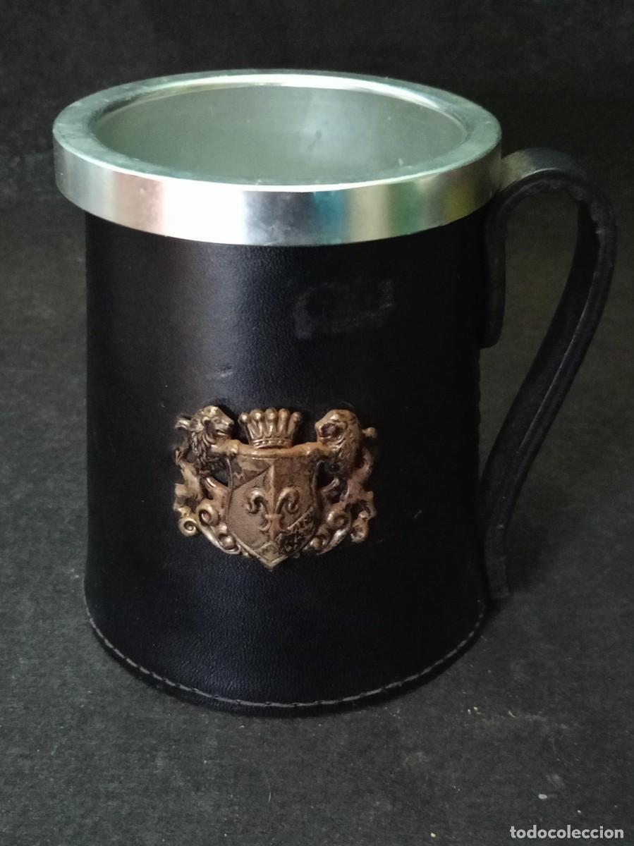 Antig&uuml;edades: taza inglesa de aluminio y piel 13 cm.